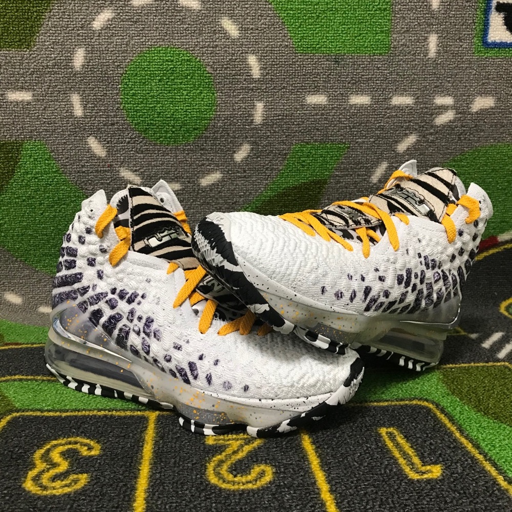 NEW kids Lebron 17 2K Gamer Exclusive Playoffs